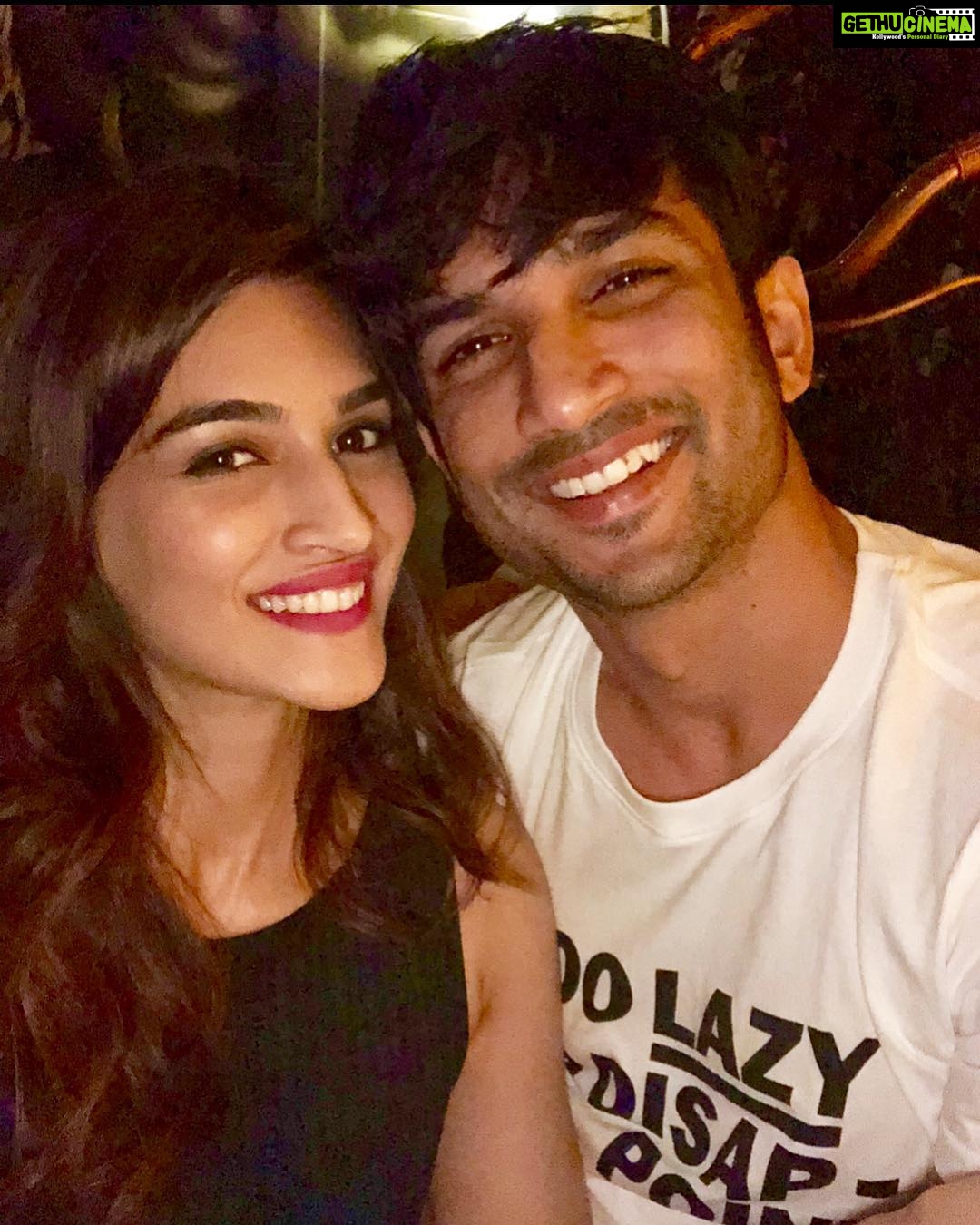 Kriti Sanon Instagram - Happyyyy Birthday @sushantsinghrajput !! Keep that childlike smile always alive..! May you always stay as curious and excited as ever and may all that you wish for comes true! 🤗