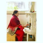 Kriti Sanon Instagram - A sight i’ve grown up watching.. and it still puts a warm smile on my face.. Some things and some visuals thankfully don’t change with time.. Love you Mumma!! ❤️😘 @geeta_sanon