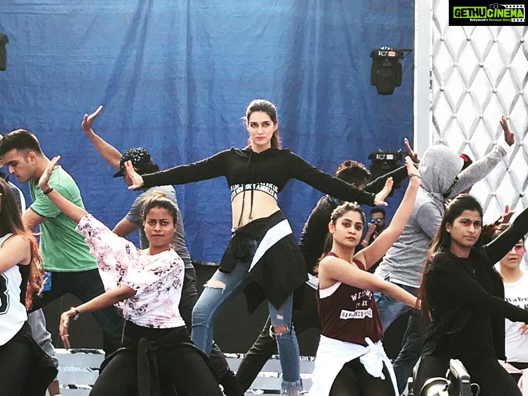 Kriti Sanon Instagram - Love performing on stage! ๐๐ปThis time for the ones who keep us safe here in Mumbai.. The Mumbai Police! #umang2018 ๐ฎ๐ปโโ๏ธ๐ฎ๐ปโโ๏ธ