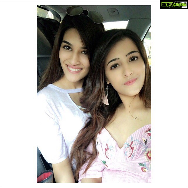Kriti Sanon Instagram - 👩❤️👩👭 The best travel time-pass : #Carfie 💞 @nupursanon