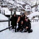 Kriti Sanon Instagram – This place is like a beautiful painting!! Unreal!! Some smiles to warm up the snowy chill! ❄️❄️☃️ @sharadakarki @tusharjalota @sushantsinghrajput @pooj1203 #Dinoo #Guddu