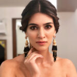 Kriti Sanon Instagram – Some glitter and some twists! @aasifahmedofficial @adrianjacobsofficial #Gold #glitter 💛💛💛