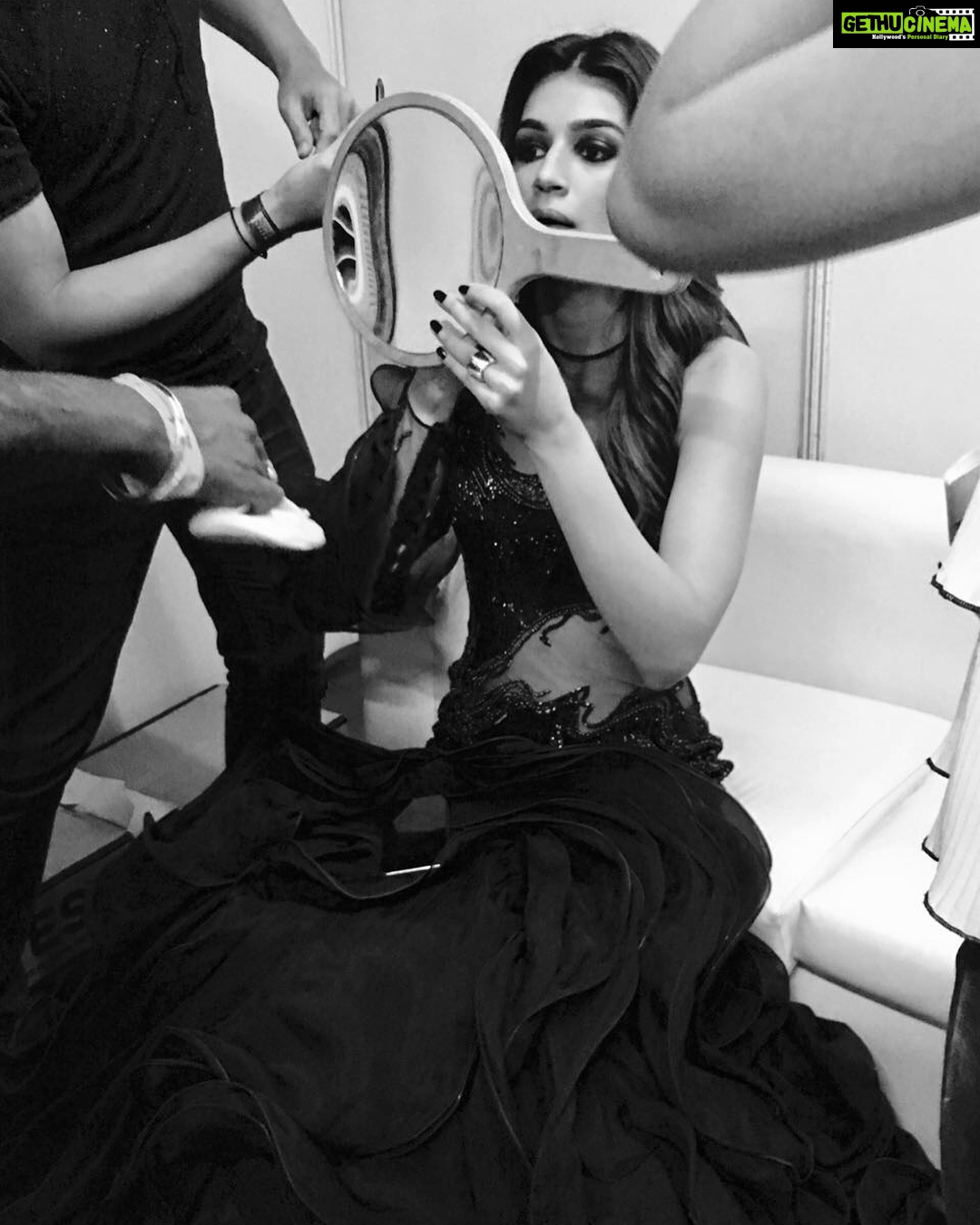 Kriti Sanon Instagram - Caught in a #BlackAndWhite moment last night while getting ready for my first hosting gig at #starscreenawards2017 🖤🖤