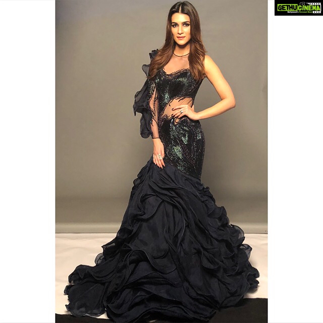 Kriti Sanon Instagram - Last night for #StarScreenAwards2017 💙💃🏻 Wearing @gauravguptaofficial Styled by my fav @sukritigrover Makeup by @adrianjacobsofficial Hair by @aasifahmedofficial #lovemyteam