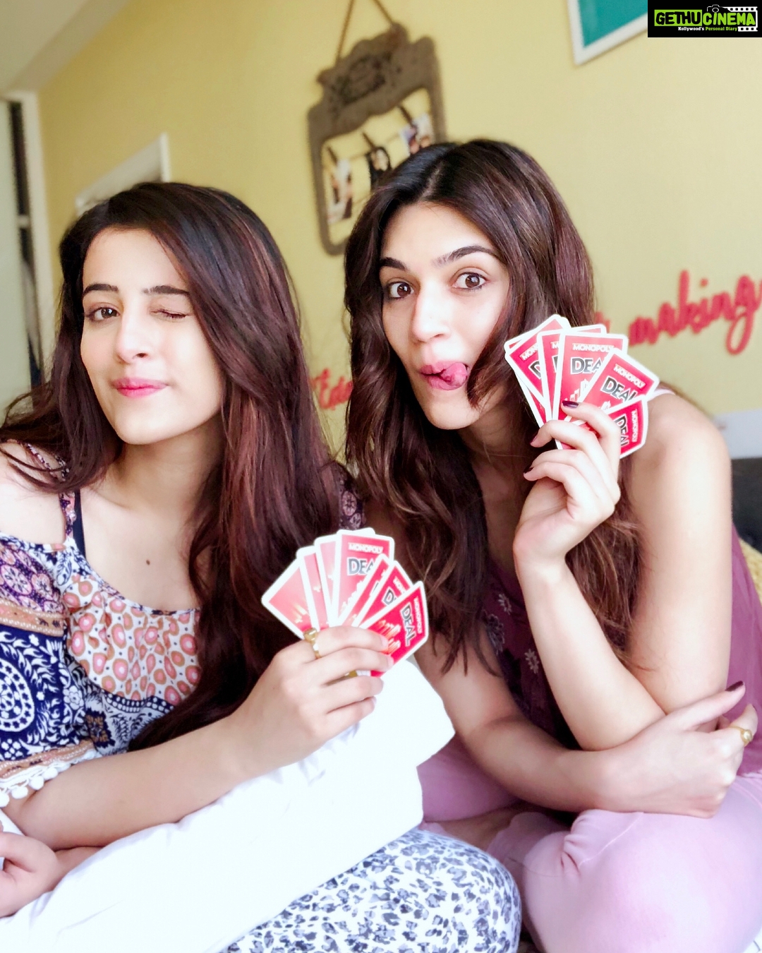 Kriti Sanon Instagram - Sunday Monopoly and #SundaySelfie with my fav poser!! ❤️💙💃🏻💋 @nupursanon