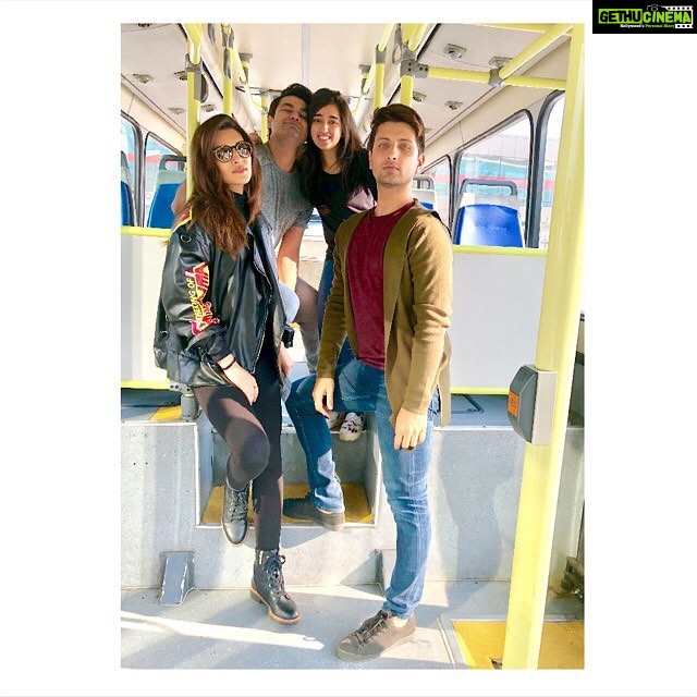 Kriti Sanon Instagram - Off to Delhi with the posers!! 😎#myteam Excited for the @skechersindia event today! 💃🏻 @aasifahmedofficial @adrianjacobsofficial @vishakhawadhwani 💙💙