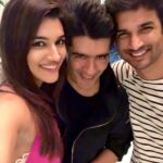 Kriti Sanon Instagram - Love how humble, loving and passionate you are @manishmalhotra05 .. and yes the punjabiness too!! Love you Manish!! 🤗🤗❤️ conversations with Amazing food & amazing company!! @sushantsinghrajput