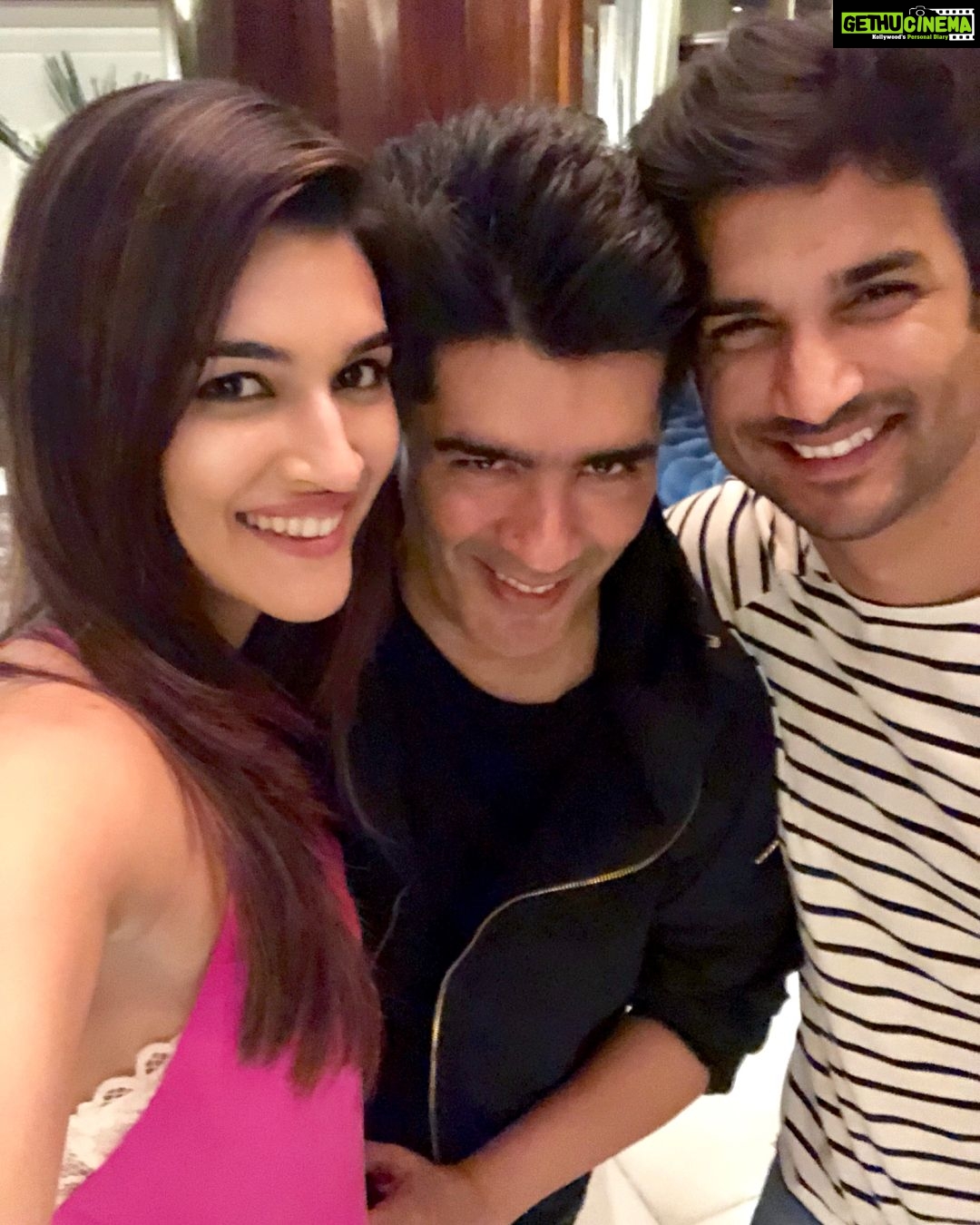 Kriti Sanon Instagram - Love how humble, loving and passionate you are @manishmalhotra05 .. and yes the punjabiness too!! Love you Manish!! 🤗🤗❤️ conversations with Amazing food & amazing company!! @sushantsinghrajput