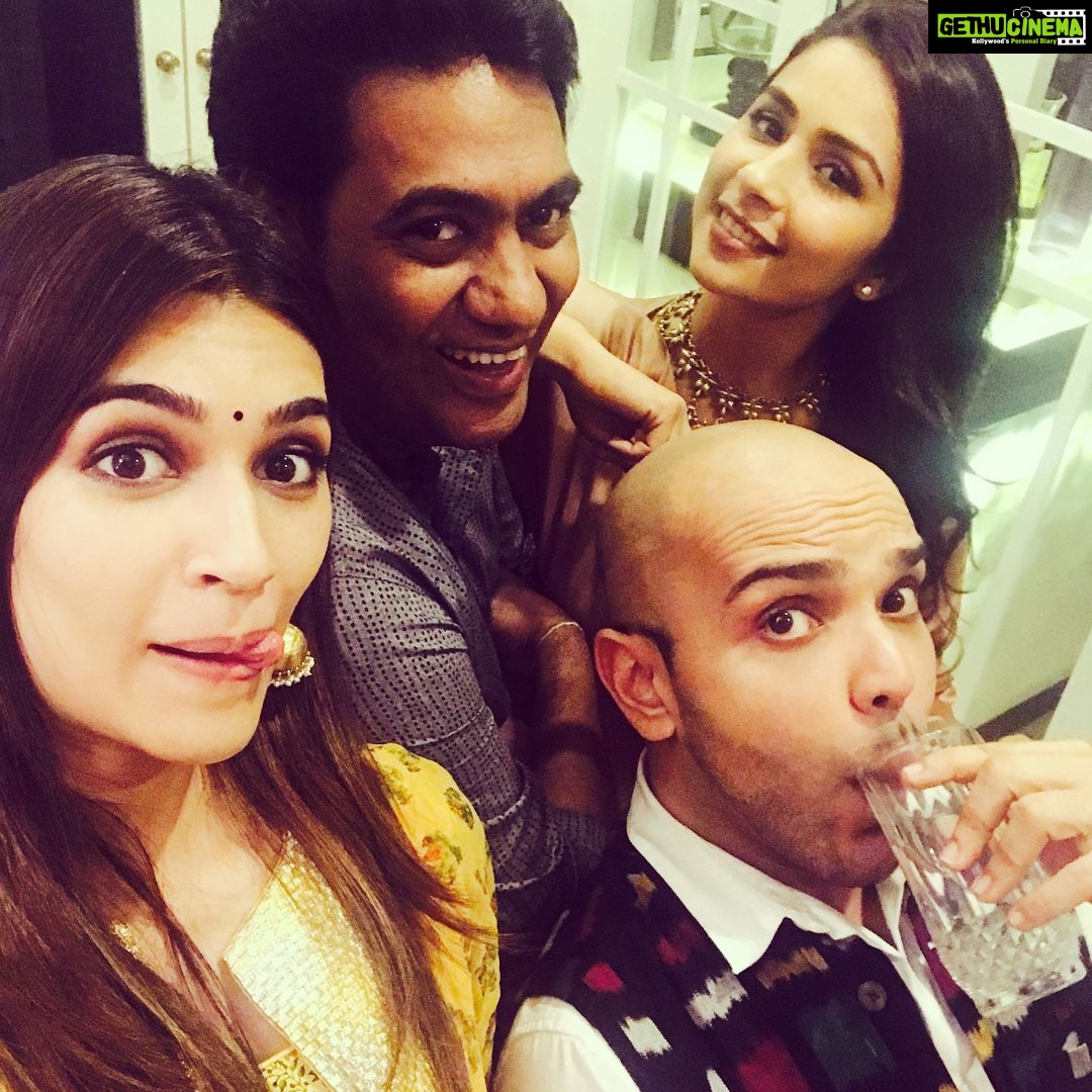 Kriti Sanon Instagram - Heropanti reunion on Diwali!! So nice to catch up together after ages!! @sonaakshiraaj @sabbir24x7 @shaanmu ❤️❤️ thanks for being a lovely host & dost Sona!! 😘