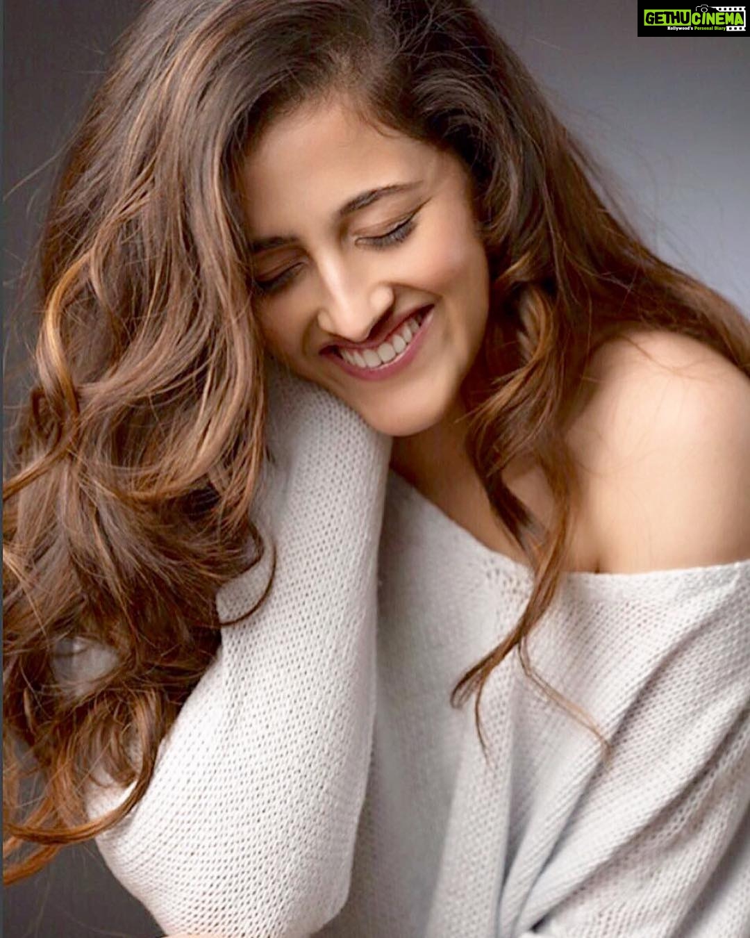Kriti Sanon Instagram - Happy girls are the prettiest! ❤️❤️ @nupursanon love this candid click😍