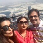 Kriti Sanon Instagram – Haha.. pout queens with the always smiling king of our house! #BurjKhalifa #Dubai @geeta_sanon @sanonrahul #familytime Miss you Nupsuu!! @nupursanon ❤️❤️😘