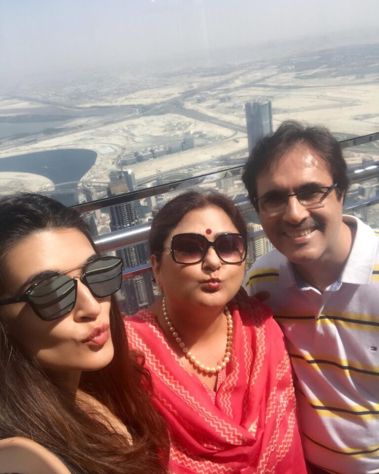 Kriti Sanon Instagram - Haha.. pout queens with the always smiling king of our house! #BurjKhalifa #Dubai @geeta_sanon @sanonrahul #familytime Miss you Nupsuu!! @nupursanon ❤️❤️😘