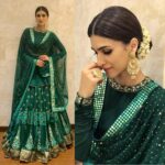 Kriti Sanon Instagram - Navratri time! 💚💚 #gajra #ethnic In @sukritiandaakritiofficial Jewellery @satyanifinejewels Styled by @sukritigrover Hair @aasifahmedofficial Make Up @adrianjacobsofficial Assisted by @akansha.27