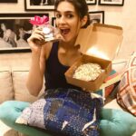 Kriti Sanon Instagram - When you come back home post workout to some yummy and healthy surprise!! 💙💃🏻🍪 Thank you @healthy_treatss for making my day!