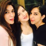Kriti Sanon Instagram - When you meet your besties after ages and realize you gotta change the whatsapp group picture! ❤️❤️ love you both!! @ayushi.tayal @kriti_baveja
