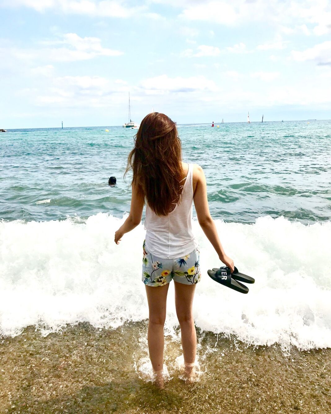 Kriti Sanon Instagram - Beaches make me happyyyyy 😍💃🏻🏝 #SpainLove #TravelDiaries