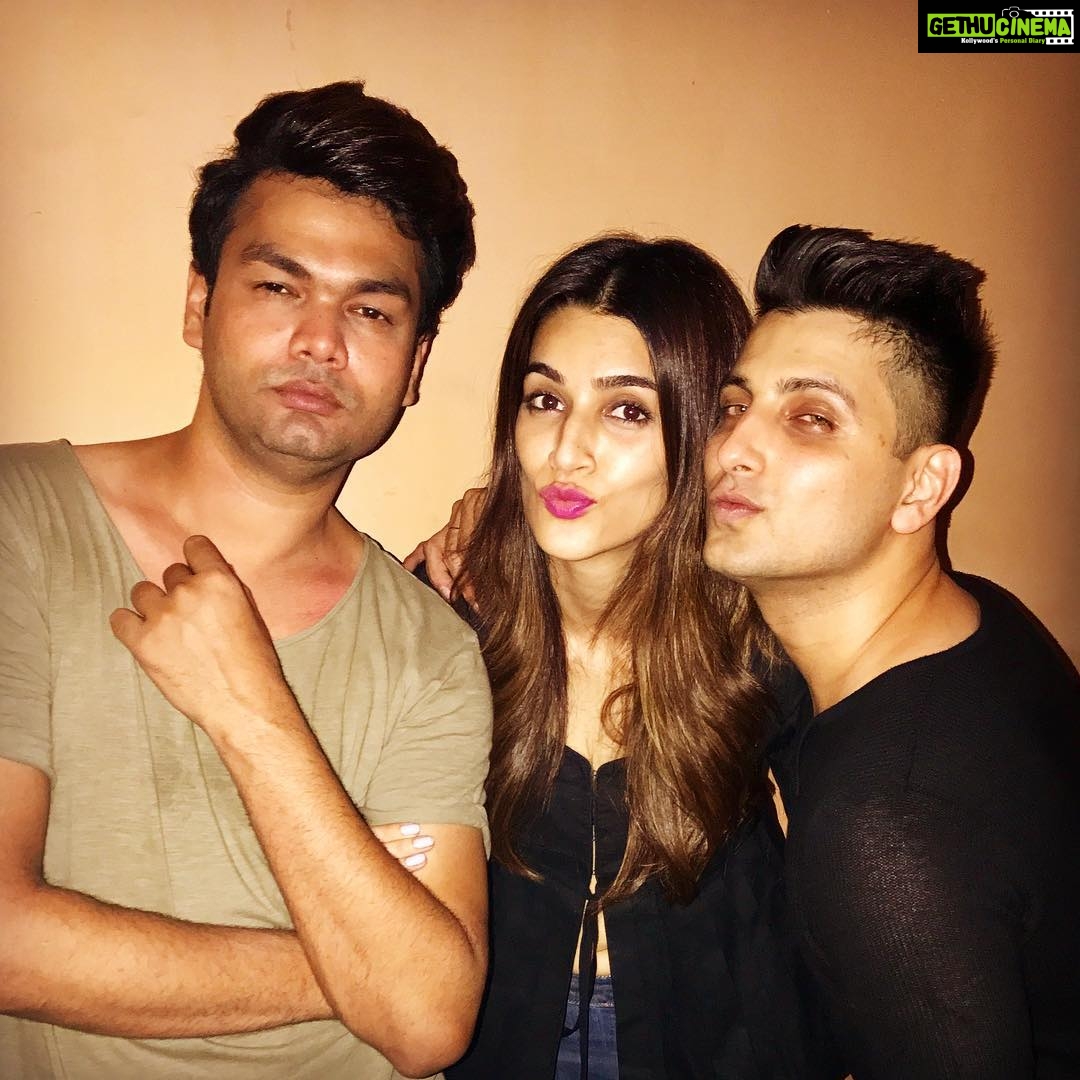 Kriti Sanon Instagram - Happpiiesssttt birthday my Drama queen @makeupbyadrianjacobs ! Never ever grow up and stay the warm happy sensitive child that you are!❤️🤗 And a belated one to the more mature sensible Drama too! @aasifahmedofficial 😜😜😂 Love you both!! ❤️😘🤗 #LeosRock