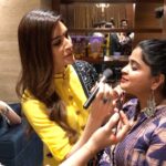 Kriti Sanon Instagram - Making my desi director look prettier! A touch of blush! ❤️❤️😜😜 and she is promotion ready! 😍 @ashwinyiyertiwari @makeupbyadrianjacobs