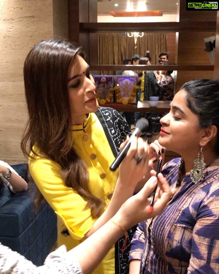 Kriti Sanon Instagram - Making my desi director look prettier! A touch of blush! ❤️❤️😜😜 and she is promotion ready! 😍 @ashwinyiyertiwari @makeupbyadrianjacobs