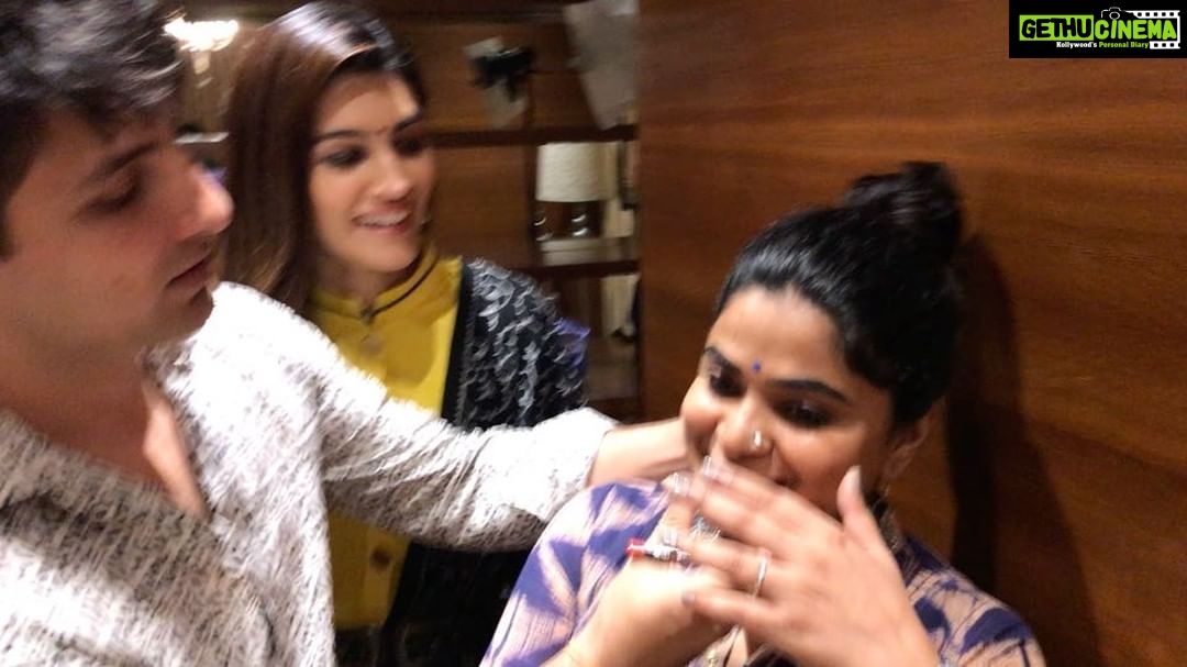Kriti Sanon Instagram - You have to put some makeup @ashwinyiyertiwari !!βΊοΈ Now you know what we go through ππ @makeupbyadrianjacobs