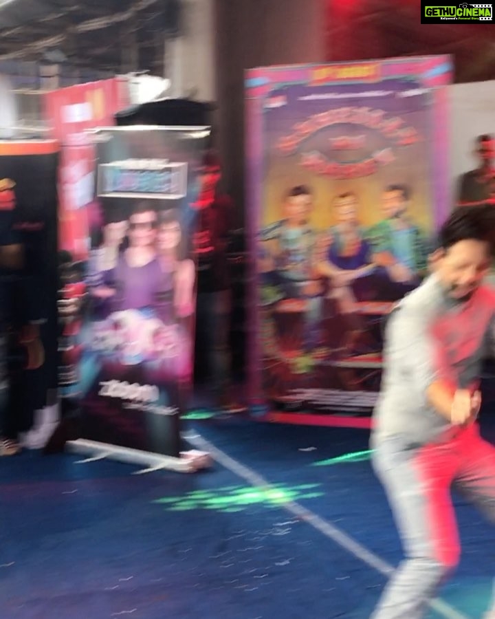 Kriti Sanon Instagram - #BareillyKiBarfi Twisting Kamariya at Umang 2017 NM College!! Always love going to #UmangFest ! Fabbbb energy and such positive vibes!!❤️❤️ @ayushmannk @bareillykibarfi