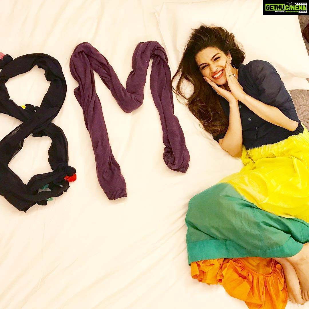 Kriti Sanon Instagram - Wooohhooo.. thank you for the 8Million love guys!! Your love and support keeps me going even on the most hectic day!! Love you all!!! ❤️❤️😘🤗🤗💃🏻💃🏻 #8MillionOnInsta