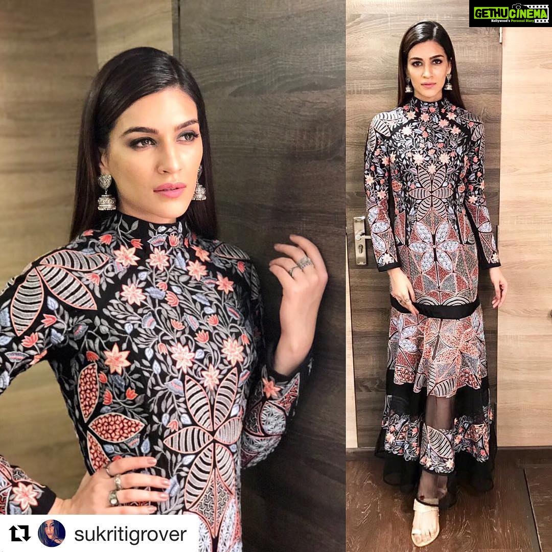 Kriti Sanon Instagram - #Repost @sukritigrover with @repostapp ・・・ @kritisanon sucha stunner in @rahulmishra_7 Earrings @shillpapuriidesignerjewellery at @saregama_official for @bareillykibarfi promotions Styled by @sukritigrover @style.cell Hair @aasifahmedofficial Make Up @makeupbyadrianjacobs #bareillykibarfi #kritisanon #sukritigroverforstylecell