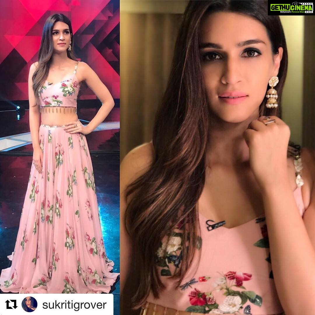 Kriti Sanon Instagram - #Repost @sukritigrover with @repostapp ・・・ @kritisanon 🌸🌸🌸 in @mahimamahajanofficial jewellery @for @bareillykibarfi @danceplus_season_3 Styled by @sukritigrover @style.cell Hair @aasifahmedofficial Make Up @makeupbyadrianjacobs #sukritigroverforstylecell #kritisanon #bareillykibarfi