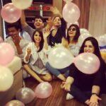 Kriti Sanon Instagram - Birthday madness with the best team ever! ❤️❤️ @ayeshoe @makeupbyadrianjacobs @aasifahmedofficial @sukritigrover @sanakapoor05