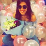 Kriti Sanon Instagram – Bday celebrations in a pool of balloons in my vanity! Love my team! ❤️💃🏻 @ayeshoe @aasifahmedofficial @makeupbyadrianjacobs @sukritigrover