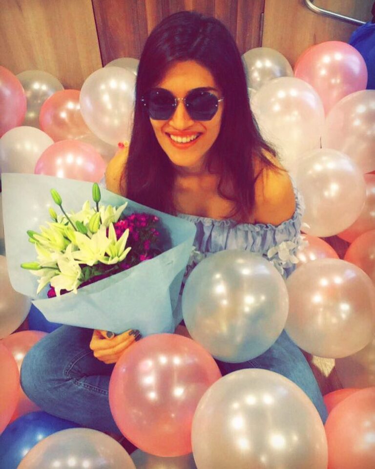 Kriti Sanon Instagram - Bday celebrations in a pool of balloons in my vanity! Love my team! ❤️💃🏻 @ayeshoe @aasifahmedofficial @makeupbyadrianjacobs @sukritigrover