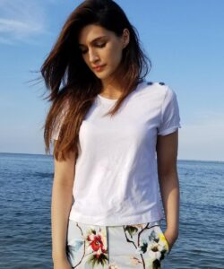 Kriti Sanon Instagram - Bye bye New York!! ❤️❤️I wish i could stay a lil longer in this beautiful city with such great energy! #nofilterneeded 💃🏻
