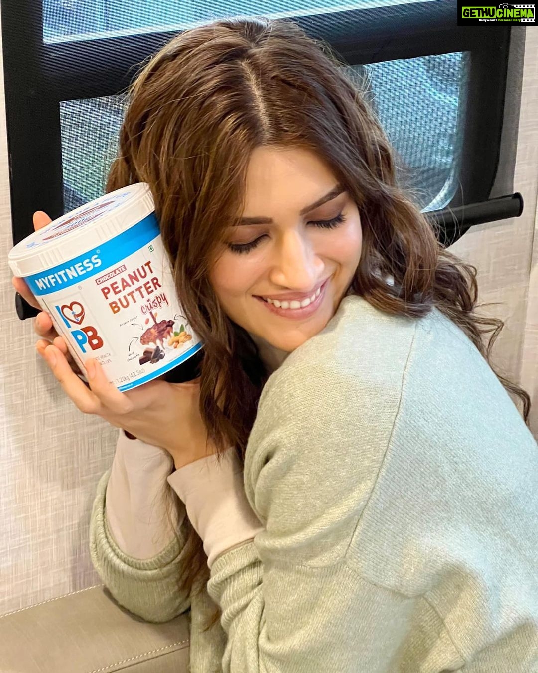 Kriti Sanon Instagram - With the goodness of healthy pink Himalayan salt & brown sugar, here’s a healthy treat which you just can’t resist! 😋 @myfitness Peanut Butter Order yours at www.myfitness.in 🎁 Use my code KRITI #myfitnesspeanutbutter #myfitness #ad MyFitness Peanut Butter