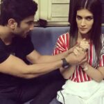 Kriti Sanon Instagram - Thank God you didnt play Saira @sushantsinghrajput !! #Mental #overactingkidukaan 😂😂😂 #Raabta #ShivAndSaira