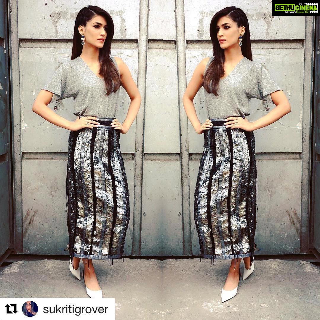 Kriti Sanon Instagram - Today's look! Promotions #Raabta #Repost @sukritigrover with @repostapp ć»ć»ć» @kritisanon doing glam right š„ for @raabtaofficial in @431_88 Rings @aurellebyleshnashah Earrings @minerali_store Styled by @anaitashroffadajania @sukritigrover @style.cell Hair @aasifahmedofficial Make Up @jacobsadrian #stylecell #kritisanon #raabta
