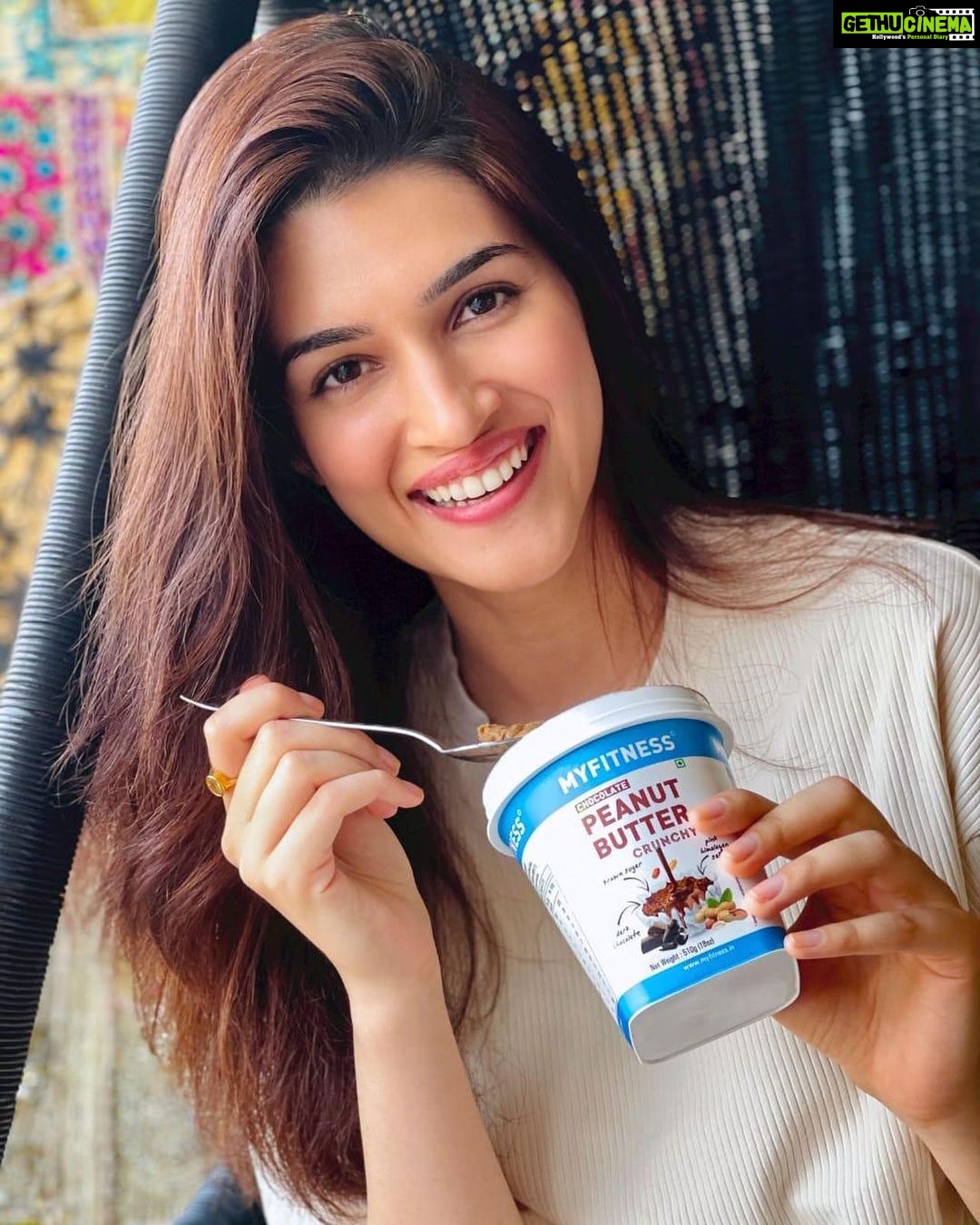 Kriti Sanon Instagram - Fresh crunchy peanuts loaded with Belgian dark chocolate! High in protein, healthy fats and many other essential vitamins @myfitness Chocolate Crunchy peanut butter is surely a guilt-free treat to my taste buds. ππ It has a creamy texture with chunks of real crushed peanuts. Just stick a spoon into a jar and pull out a scoop. π― Trust me, itβs truly wow!! π― Order now on www.myfitness.co.in and use my code KRITI for a special discount. π #myfitness #myfitnesspeanutbutter