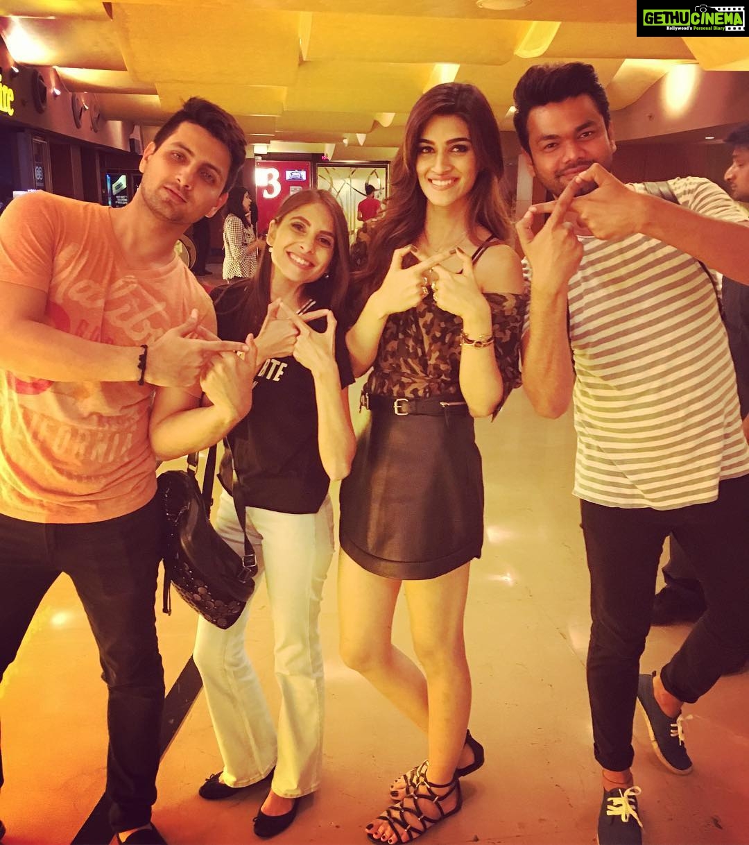 Kriti Sanon Instagram - My #Raabta with my team!!❤️ @jacobsadrian @ayeshoe @aasifahmedofficial ! @sukritigrover you're being missed in this pic! #RaabtaTrailerLaunch