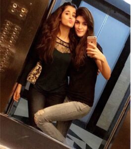 Kriti Sanon Instagram - Movie Date with my bestest Nups!! ❤️❤️ @nupursanon 👭👯💃🏻💃🏻