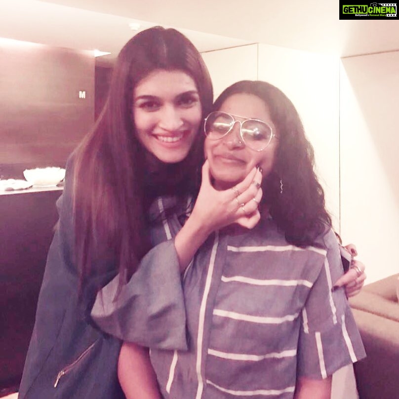 Kriti Sanon Instagram - When @ashwinyiyertiwari reminds you of @castingchhabra 😂!! Uff those glasses!! Missed u Mukesh.. 😜 Ashwinyyyy❤️❤️❤️ Photo credit: @rohiniyer