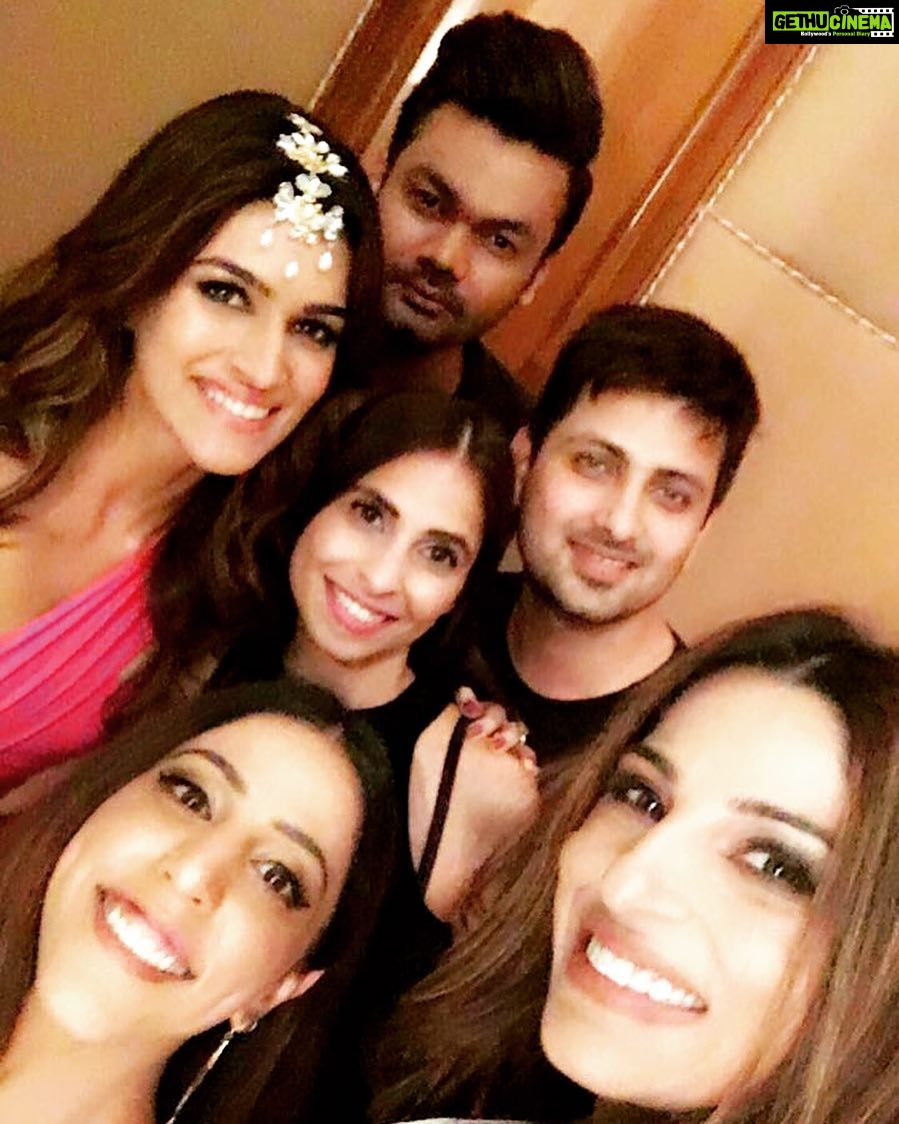 Kriti Sanon Instagram - Happy faces after an amazing show! ❤️❤️@sukritigrover @jacobsadrian @aasifahmedofficial @ayeshoe @aakriti_g @sukritiandaakritiofficial