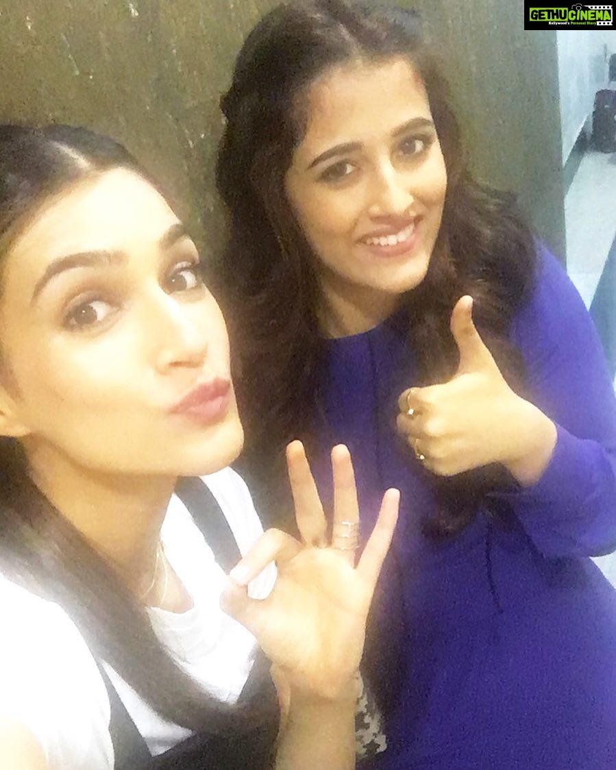 Kriti Sanon Instagram - Loved being at @khidkiyaan 2017!! So good to see so much talent around. Thank u @castingchhabra and the entire team for a great time! 👍🏻👌🏻😁🤗❤️ @nupursanon
