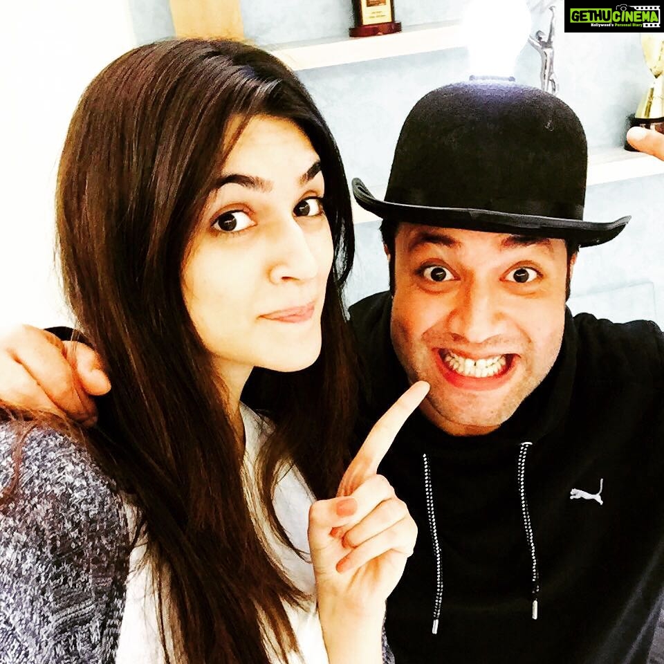 Kriti Sanon Instagram - Always fun to meet my buddy @fukravarun !! Stay the way you are! ❤️