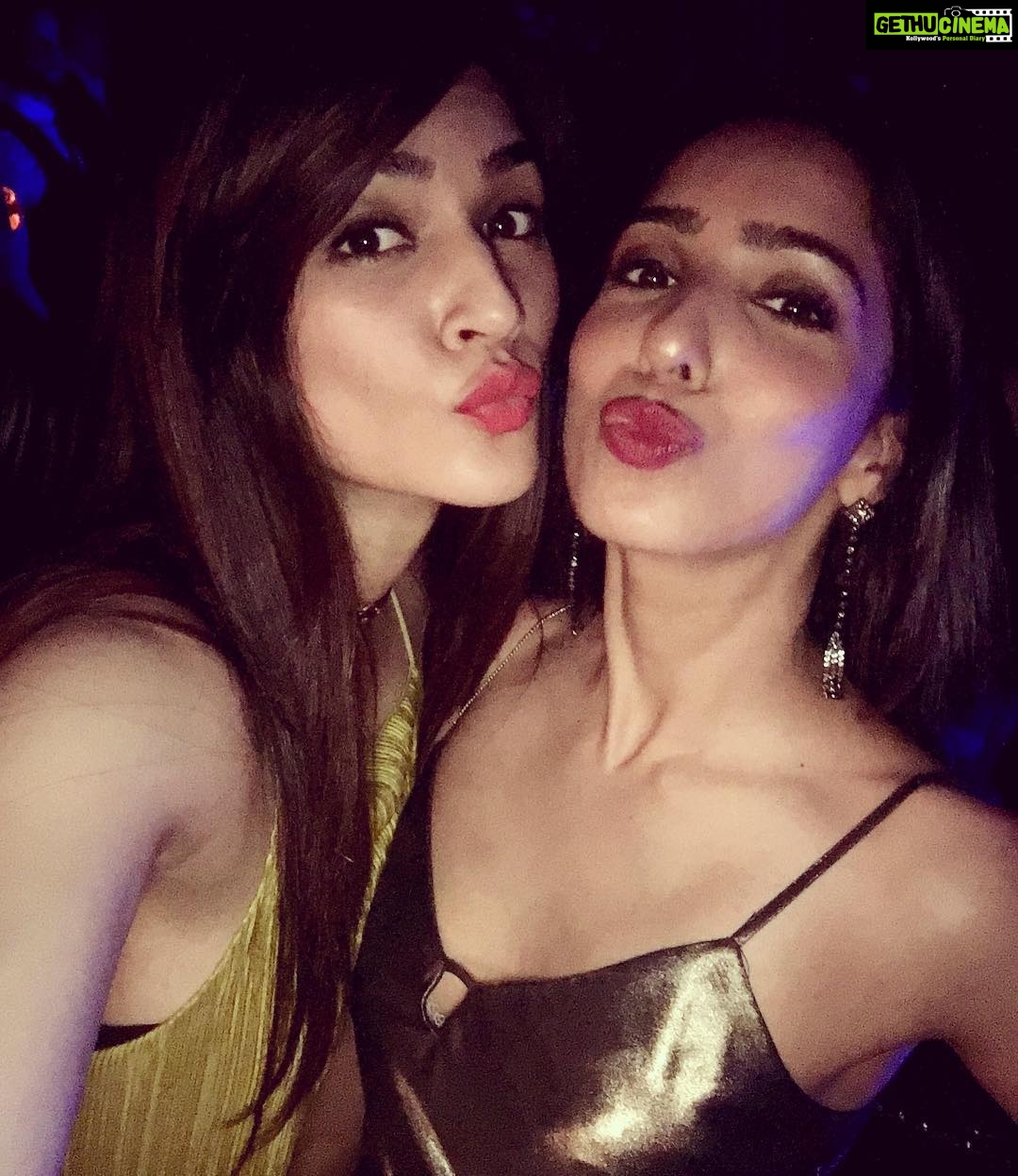 Kriti Sanon Instagram - Love this girl! ❤️ @pvijan #newyeareve #pout #london