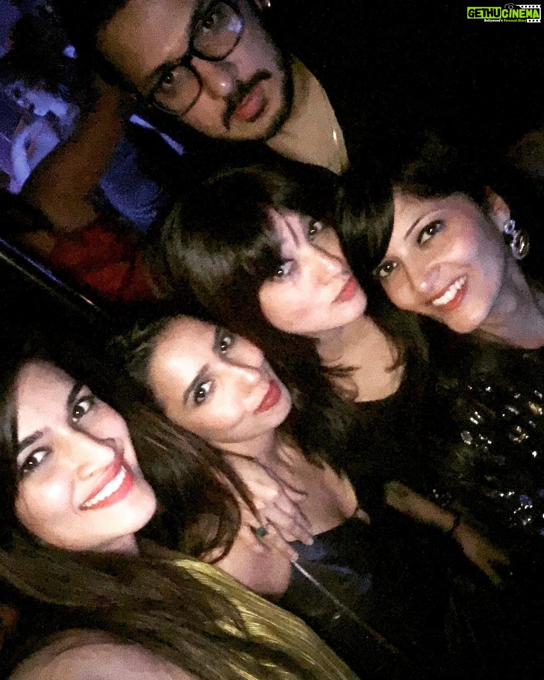 Kriti Sanon Instagram - #aboutlastnight Happyyyy New Year guys!!! @sharadakarki @pvijan