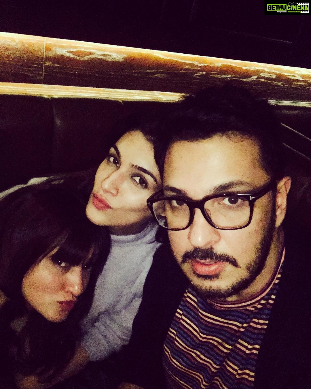 Kriti Sanon Instagram - Chilling in London's chill.. Literally! 💃🏻🍷❤️ @sharadakarki #Dinoo #London