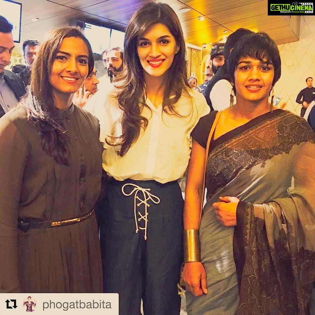 Kriti Sanon Instagram - Lots of love back at you both! You guys inspire each and every girl in our country!! Was a pleasure meeting both of you! ❤️❤️ @phogatbabita @geetaphogatpawan_saroha #Repost @phogatbabita with @repostapp ・・・ #dangalspecialscreenin #dearkritisanon lots of love# ❤️️😘