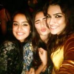 Kriti Sanon Instagram - Happy girls!!! 😁😁 ❤️❤️ @shraddhakapoor @athiyashetty