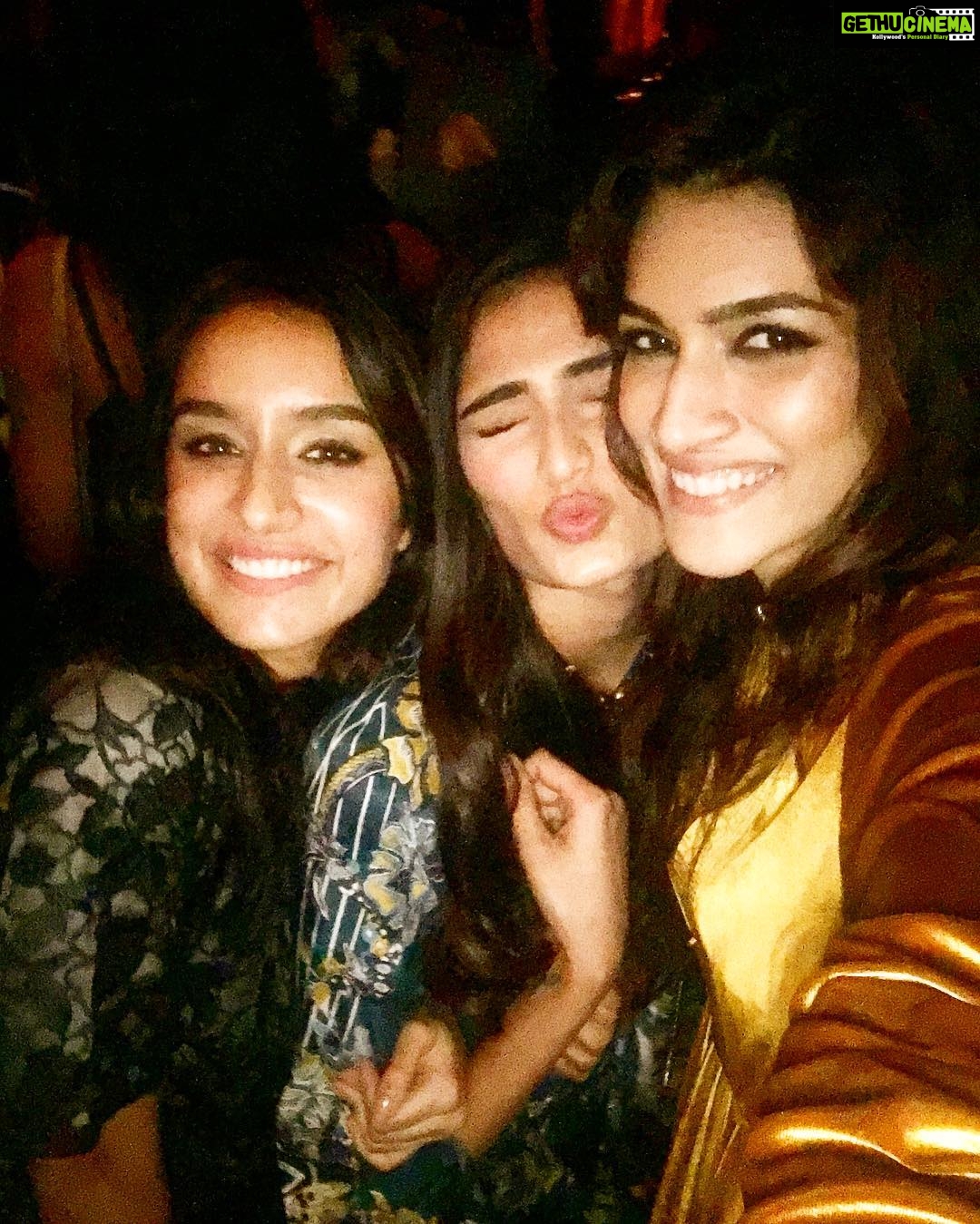 Kriti Sanon Instagram - Happy girls!!! 😁😁 ❤️❤️ @shraddhakapoor @athiyashetty