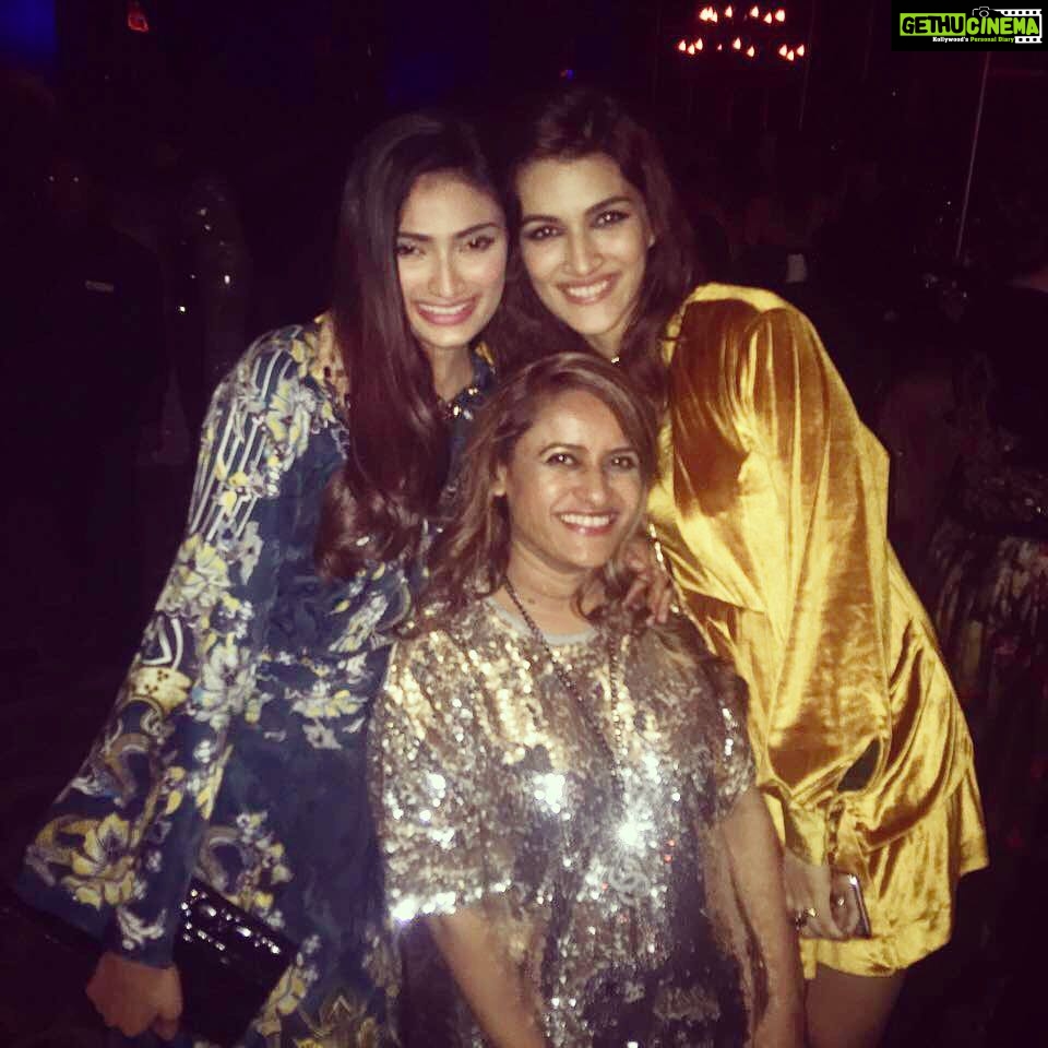 Kriti Sanon Instagram - Last night @athiyashetty @rohiniyer 💃🏻