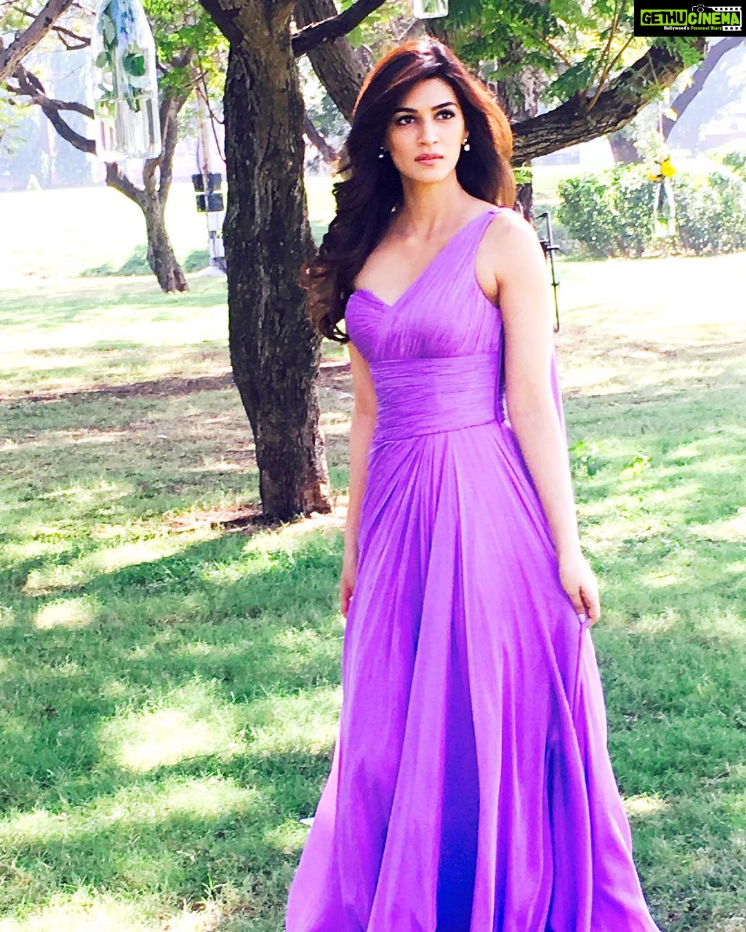 Kriti Sanon Instagram - Styled by @sukritigrover ❤️❤️ hair : @aasifahmedofficial Makeup: @jacobsadrian